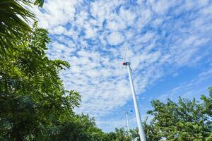ambientalmente simpático viento turbinas en el parque foto