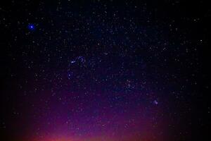 noche paisaje con vistoso y ligero amarillo lechoso camino lleno de estrellas en el cielo. foto