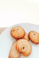 mantequilla galletas en un blanco plato en un blanco antecedentes. foto
