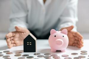 monedas en mesa, cerca arriba vista, mujer en antecedentes calcula gastos, gerente finanzas, casa cuentas o impuestos, salvar dinero para futuro, tomar cuidado para mañana, frugalidad concepto. foto