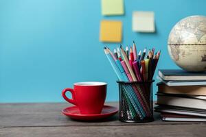 niños escritorio creativo espacio de trabajo con colegio suministros, cuadernos espalda a colegio concepto. acuarela lápiz necesitar a traer para Arte clase cuando usted espalda a escuela. foto