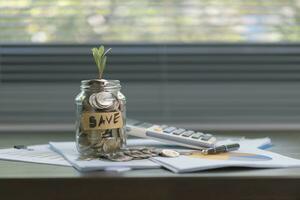 crecimiento dinero de rentabilidad de profesional inversión planificación, negocio y Finanzas concepto. monedas y calculadoras, financiero contabilidad conceptos y salvar dinero. foto