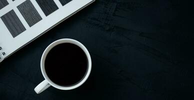 blanco café taza en negro fondo, bandera antecedentes con Copiar espacio. foto