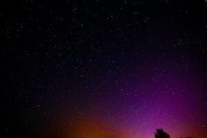 noche paisaje con vistoso y ligero amarillo lechoso camino lleno de estrellas en el cielo. foto