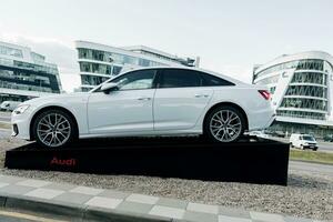 minsk, bielorrusia, julio 2023 - lujo audi un 6 6 coche foto