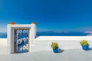 blanco arquitectura en santorini isla, Grecia. hermosa verano paisaje, mar vista. famoso viaje y vacaciones destino. idílico paisaje con blanco paredes y azul cielo mar puntos de vista. lujo viaje foto