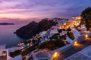 increíble urbano puesta de sol paisaje. fantástico viaje y vacaciones escenario. vistoso noche, luces en calle. tranquilo puesta de sol paisaje, hermosa naturaleza vista. santorini costa, acantilados, puesta de sol ciudad foto