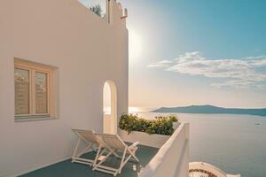 blanco arquitectura en santorini isla, Grecia. hermosa verano paisaje, mar ver y haragán, soleado verano clima. Perfecto vacaciones y viaje destino concepto, relajante bandera. vacaciones escena foto