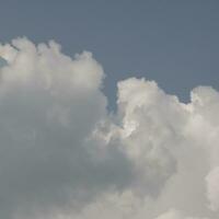 nubes blancas en el cielo foto