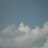 nubes blancas en el cielo foto