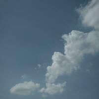 nubes blancas en el cielo foto