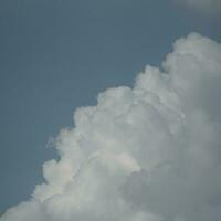 nubes blancas en el cielo foto