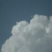 nubes blancas en el cielo foto