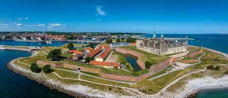 aéreo ver de Kronborg castillo con murallas, revellín guardando el Entrada a el báltico mar foto