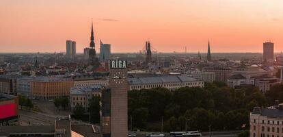 verano puesta de sol en riga, letonia aéreo ver de riga, el capital de Letonia a puesta de sol. foto