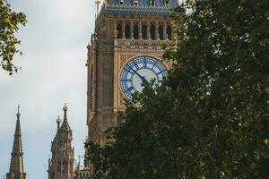 grande ben Torre del Reloj y Westminster palacio con nublado cielo en antecedentes foto