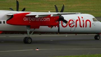 dusseldorf, Germania luglio 23, 2017 - aereo di airberlin rullaggio su il pista di decollo prima decollare a dusseldorf aeroporto, Germania. turismo e viaggio concetto video