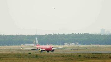 frankfurt am huvud, Tyskland juli 17, 2017 - boeing 737 av tuifly cewe fotobok livré taxning efter landning. fraport, frankfurt, Tyskland. turism och resa begrepp video