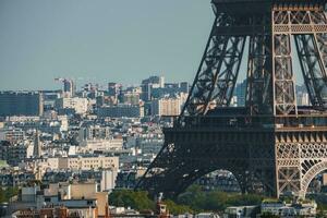 eiffel torre debajo claro azul cielo foto