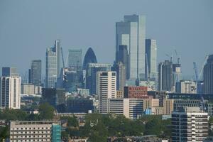 ver de concurrido paisaje urbano con azul cielo en antecedentes a Londres foto