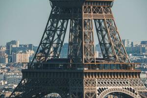 eiffel torre debajo claro azul cielo foto