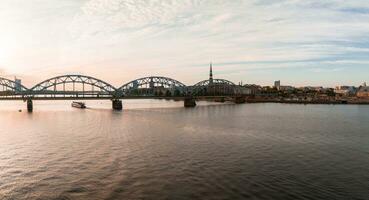 verano puesta de sol en riga, letonia aéreo ver de riga, el capital de Letonia a puesta de sol. foto