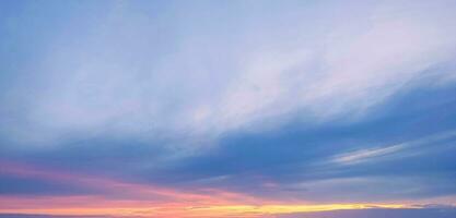 puesta de sol cielo antecedentes con nubes belleza brillante aire antecedentes. melancólico vívido cian paisaje. foto