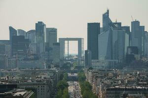 París paisaje urbano con arco Delaware triunfo a mediodía foto