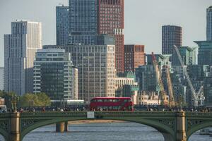 turistas gasto ocio hora en Westminster puente terminado Támesis río en Londres foto