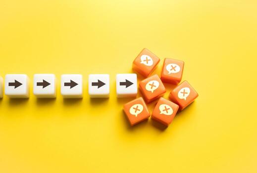 moverse adelante A pesar de presión y censura. obtener atascado abajo en problemas y reclamos, obtener un lote de rechazos y comentarios censura, crítica y rechazo. foto