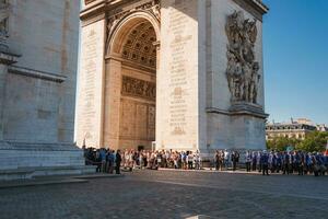 soleado día a el arco Delaware triunfo, París foto