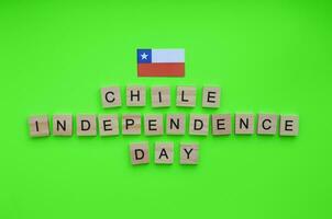 septiembre 18, independencia día de Chile, bandera de Chile, minimalista bandera con el inscripción en de madera letras en un verde antecedentes foto