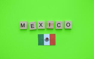 septiembre dieciséis, independencia día de México, bandera de México, minimalista bandera con el inscripción en de madera letras foto