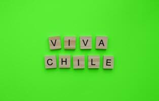 septiembre 18, independencia día de Chile, Viva Chile, minimalista bandera con el inscripción en de madera letras foto