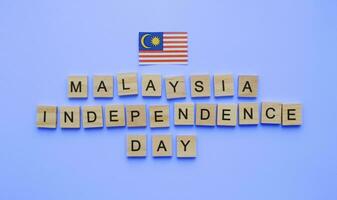 agosto 31, Malasia independencia día, Malasia nacional día, bandera de Malasia, minimalista bandera con de madera letras en un azul antecedentes foto