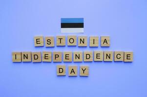 agosto 20, Estonia independencia restauracion día, bandera de Estonia, minimalista bandera con el inscripción en de madera letras en un azul antecedentes foto