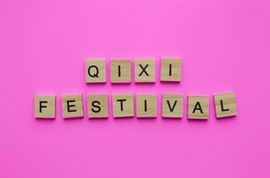 agosto 22, qixi festival, doble Siete festival, chino san valentin día, minimalista bandera con de madera letras foto