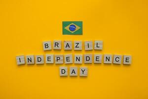 septiembre 7, independencia día de brasil, bandera de Brasil, minimalista bandera con de madera letras en un naranja antecedentes foto