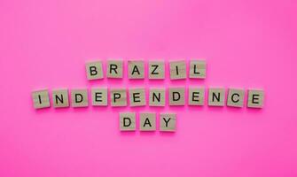 septiembre 7, independencia día de brasil, minimalista bandera con el inscripción en de madera letras foto