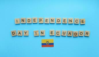 agosto 10, independencia día en Ecuador, el bandera de Ecuador, un minimalista bandera con el inscripción en de madera letras en un azul antecedentes foto