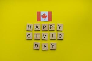 agosto 7, civil fiesta en Canadá, cívico día día festivo, bandera de Canadá, minimalista bandera con el inscripción en de madera letras contento cívico día foto