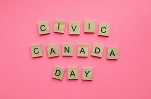 agosto 7, civil fiesta en Canadá, cívico día día festivo, minimalista bandera con el inscripción en de madera letras cívico Canadá día foto
