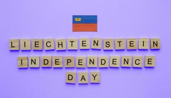 agosto 15, Liechtenstein independencia día, Liechtenstein nacional día, Liechtenstein bandera, minimalista bandera con el inscripción en de madera letras en un azul antecedentes foto