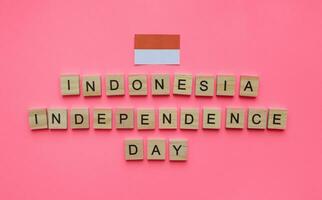 agosto 17, Indonesia independencia día, bandera de Indonesia, minimalista bandera con el inscripción en de madera letras en un rojo antecedentes foto