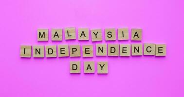 agosto 31, Malasia independencia día, Malasia nacional día, minimalista bandera con el inscripción en de madera letras foto