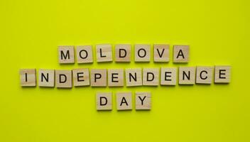 agosto 27, Moldavia independencia día, minimalista bandera con el inscripción en de madera letras foto