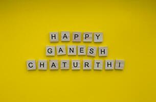 septiembre 19, contento ganesh chaturti, un minimalista bandera con un inscripción en de madera letras foto