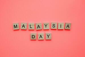septiembre dieciséis, Malasia día, minimalista bandera con el inscripción en de madera letras foto