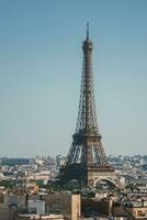 eiffel torre y jábega río debajo azul cielo foto