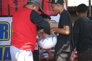 Residents present various gifts during the commemoration of the independence of the republic of Indonesia, Magelang, August 13, 2023 photo